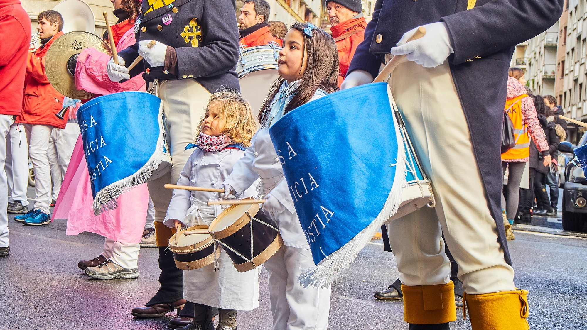 Niños celebrando la tamborrada de San Sebastián Niños celebrando la tamborrada de San Sebastián