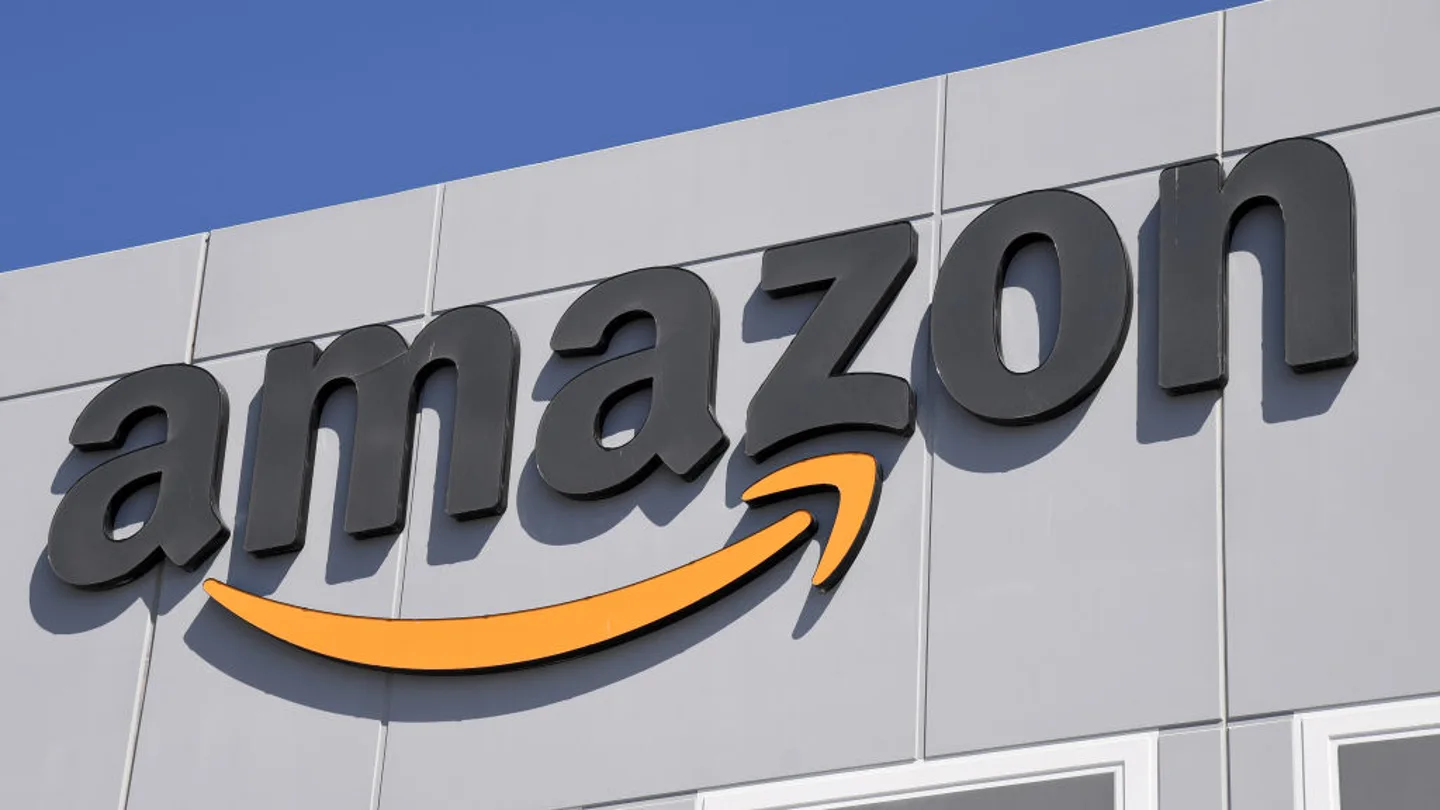 Imagen de archivo del logo de Amazon. Amazon sube el precio de su servicios: cómo queda respecto a Netflix, HBO y Disney+