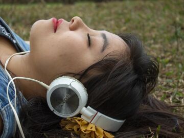 Chica escuchando música.
