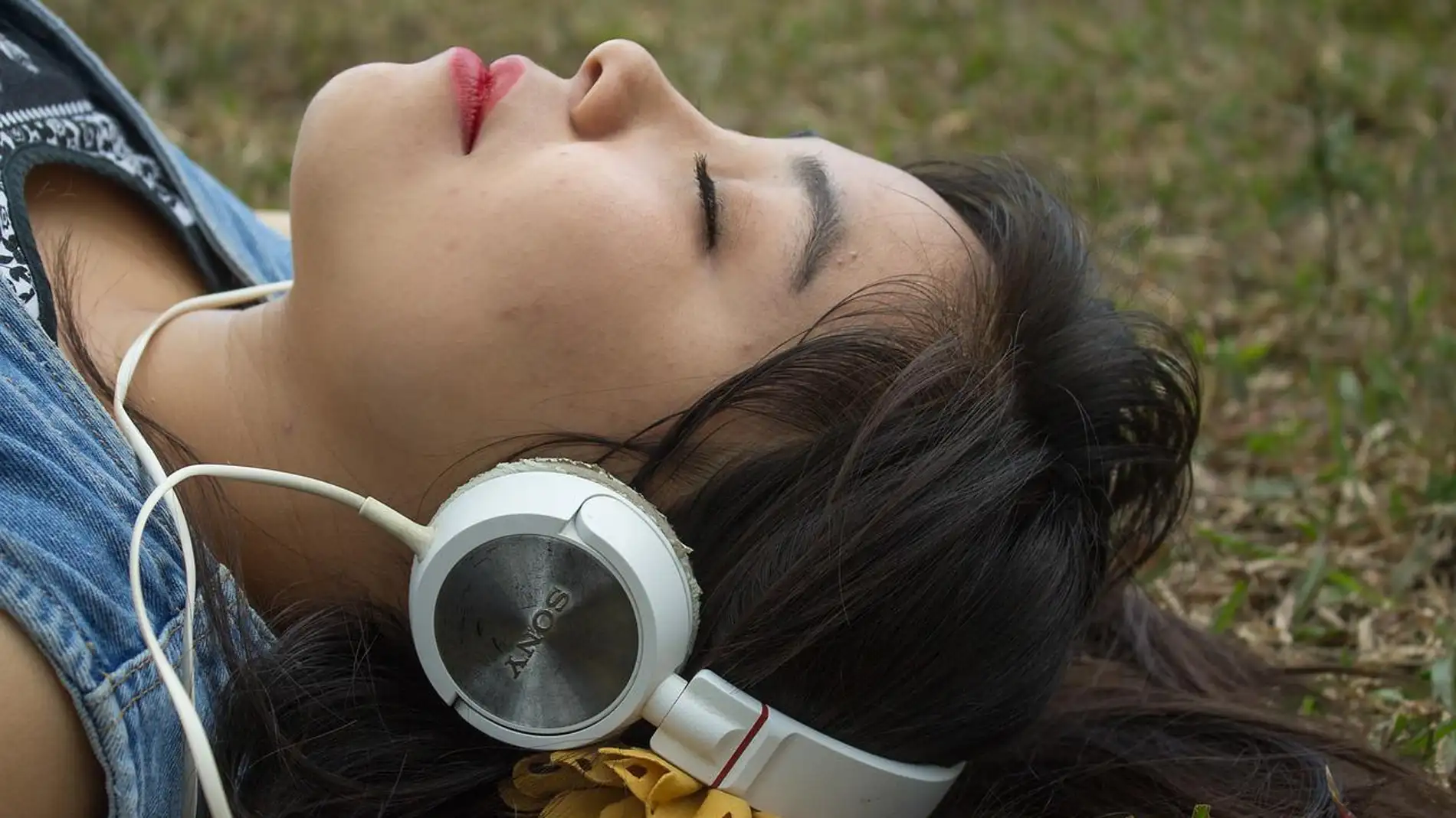 Chica escuchando música.