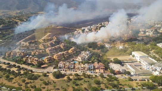 Imagen del incendio declarado en Estepona. Imagen del incendio declarado en Estepona.