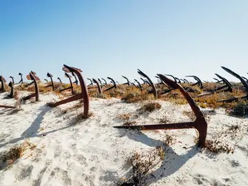 Cementerio de anclas en la playa del Barril en Algarve, Portugal