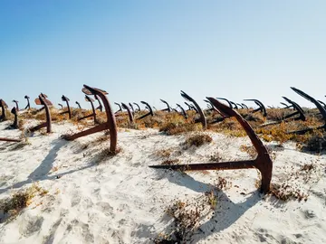 Cementerio de anclas en la playa del Barril en Algarve, Portugal Cementerio de anclas en la playa del Barril en Algarve, Portugal
