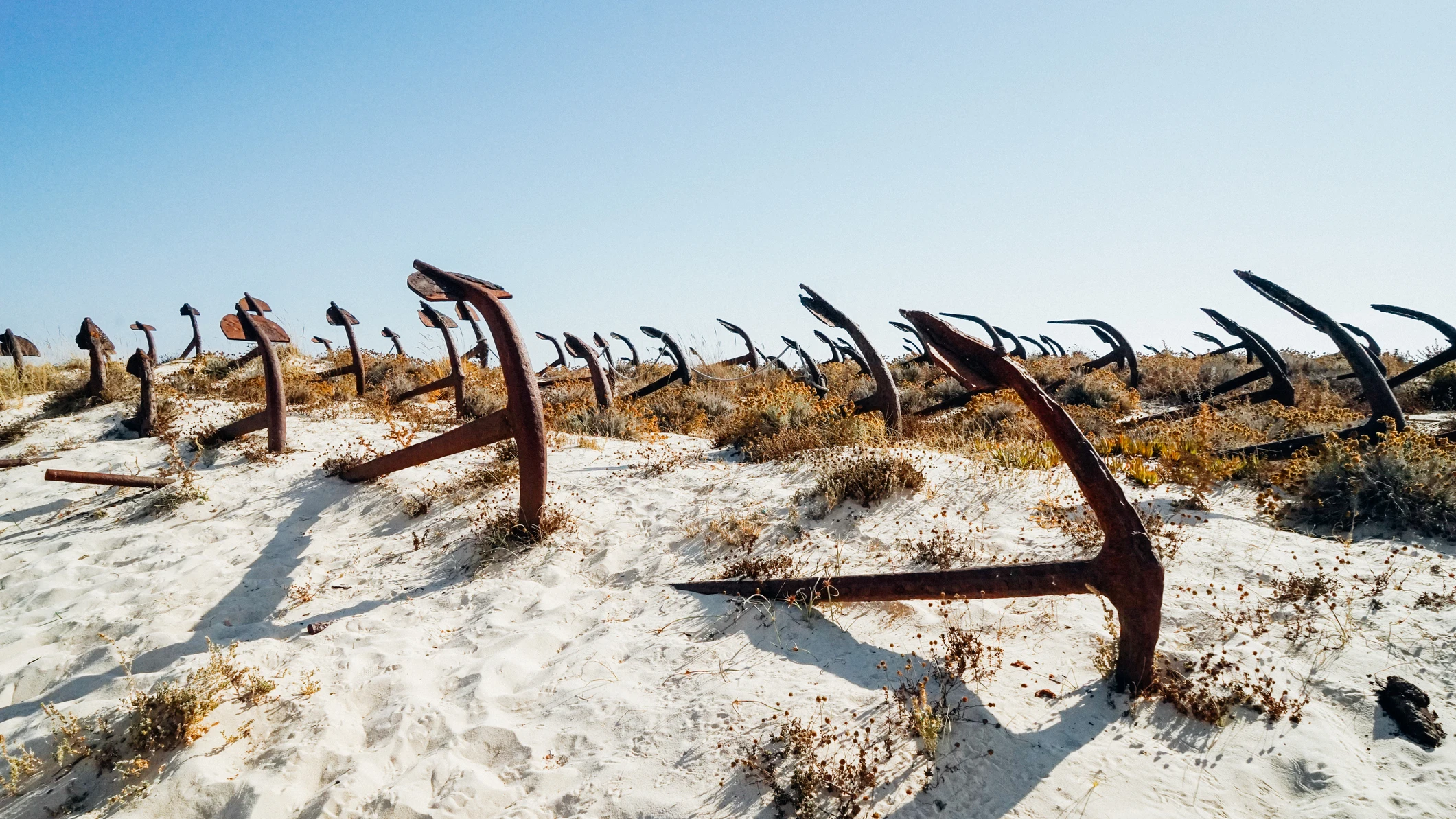 Cementerio de anclas en la playa del Barril en Algarve, Portugal