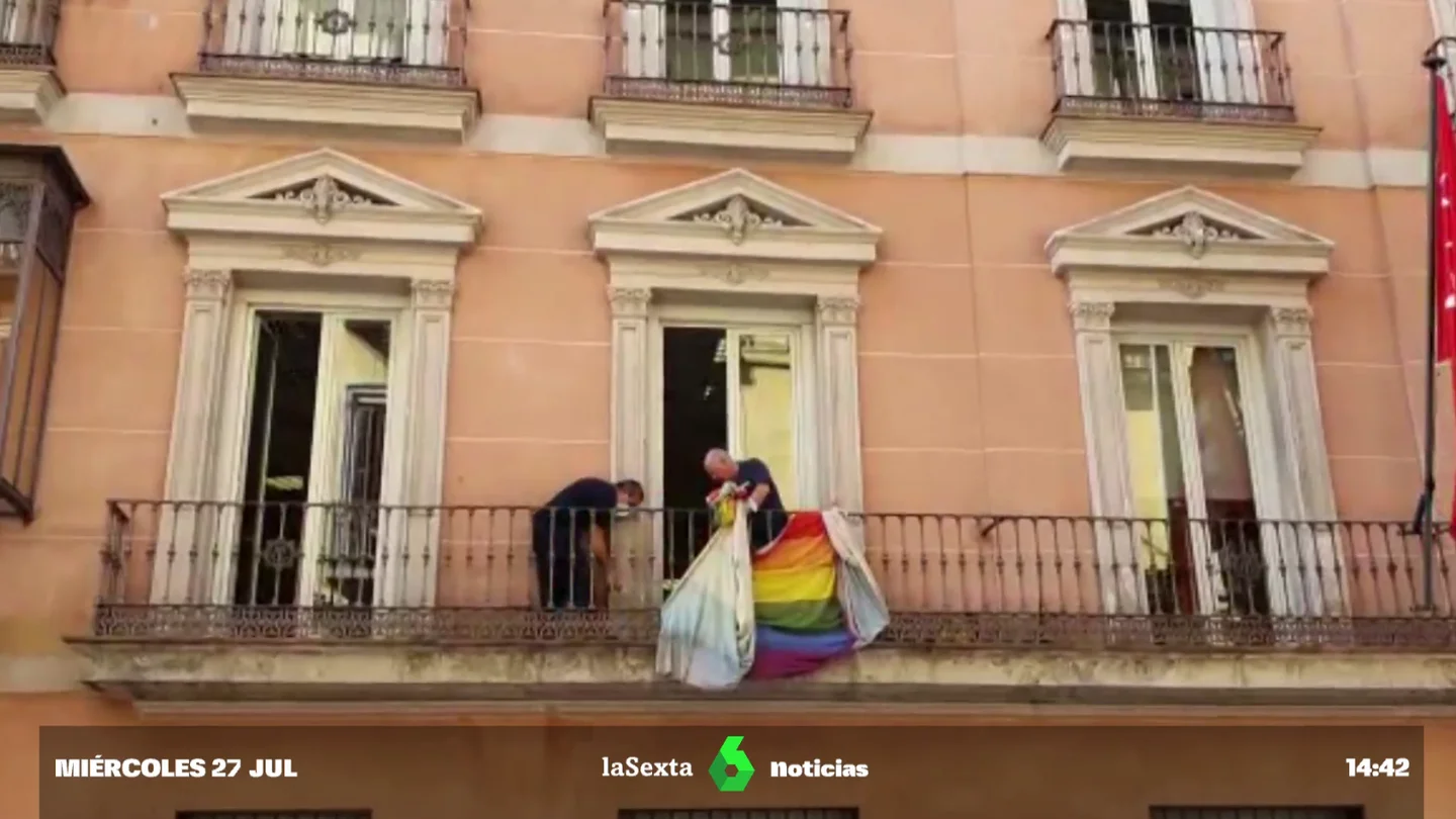 Operarios retiran la bandera LGTBIQ+ de los balcones del Ayuntamiento de Madrid Operarios retiran la bandera LGTBIQ+ de los balcones del Ayuntamiento de Madrid