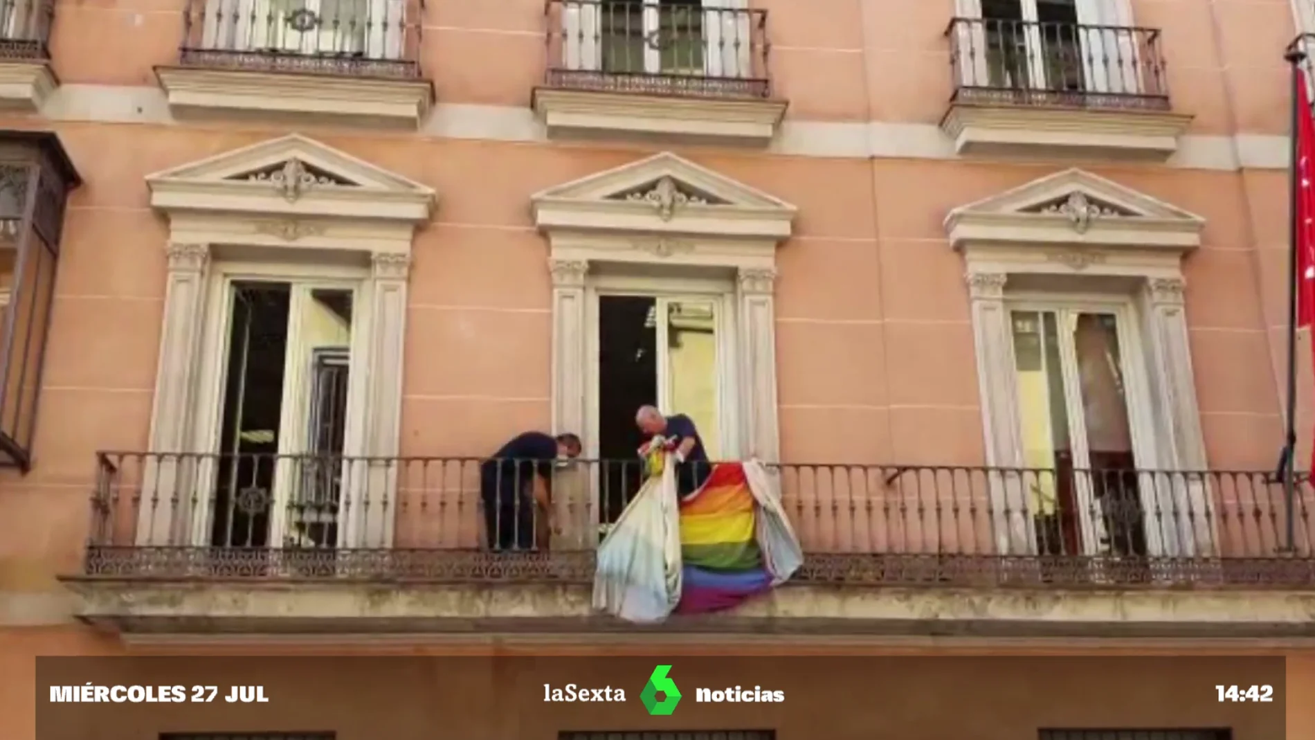 Operarios retiran la bandera LGTBIQ+ de los balcones del Ayuntamiento de Madrid
