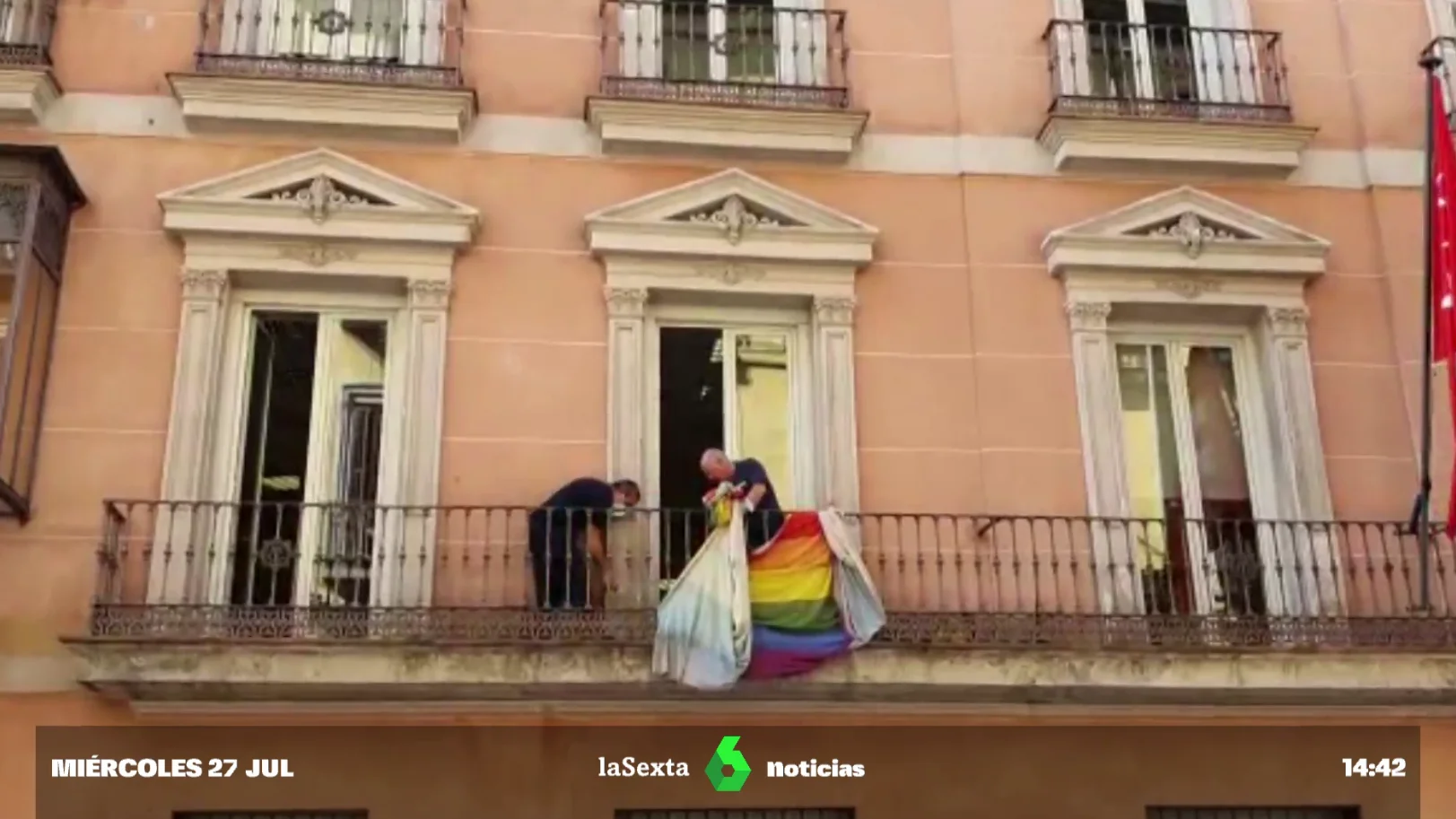 Operarios retiran la bandera LGTBIQ+ de los balcones del Ayuntamiento de Madrid