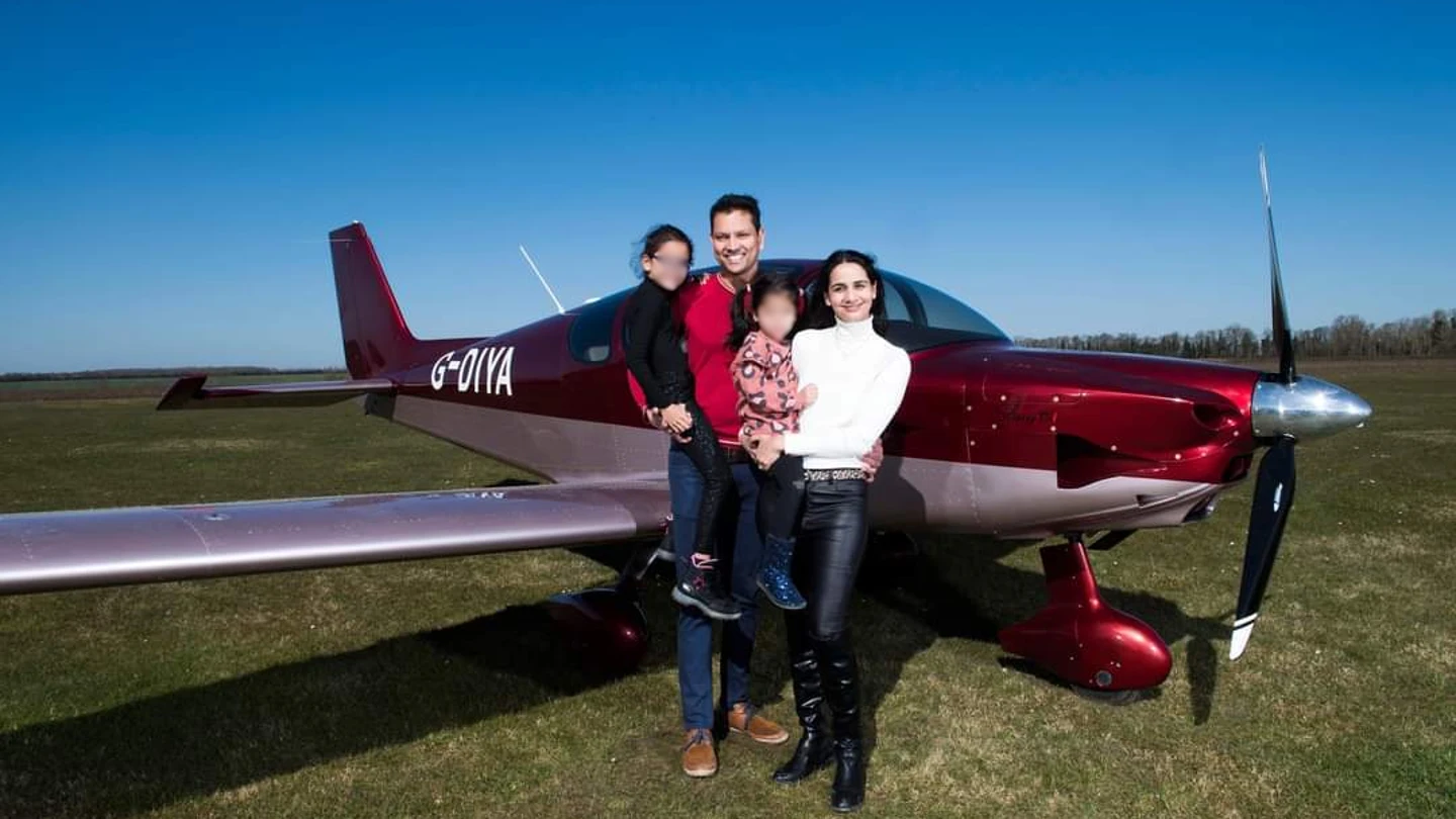 El ingeniero que construyó su propio avión en el confinamiento y ahora lo usa para viajar con su familia El ingeniero que construyó su propio avión en el confinamiento y ahora lo usa para viajar con su familia