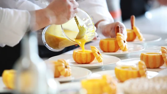 Helados de queso, apio, azafrán o aceite: las guarniciones más frescas del verano Salados pero con azúcar