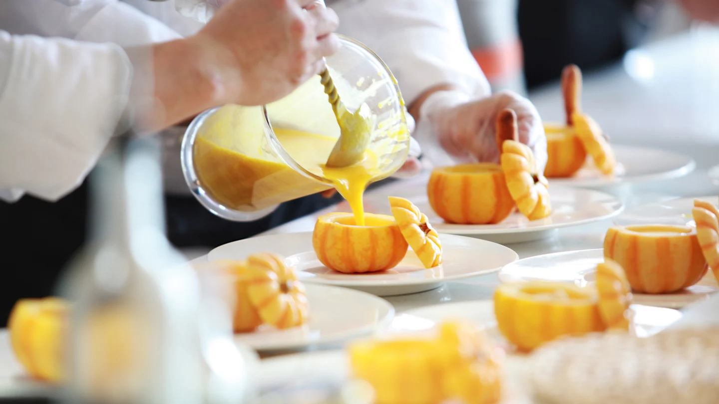 Helados de queso, apio, azafrán o aceite: las guarniciones más frescas del verano Salados pero con azúcar
