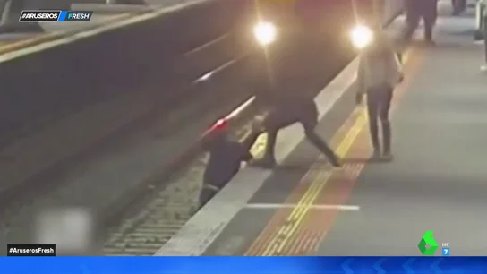 Baja a las vías para cruzar de un andén a otro Baja a las vías para cruzar de un andén a otro