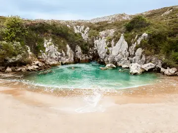 Playa de Gulpiyuri, en Asturias