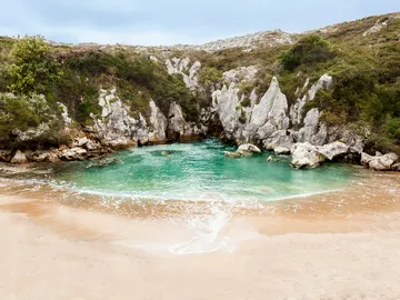 Playa de Gulpiyuri, en Asturias Playa de Gulpiyuri, en Asturias