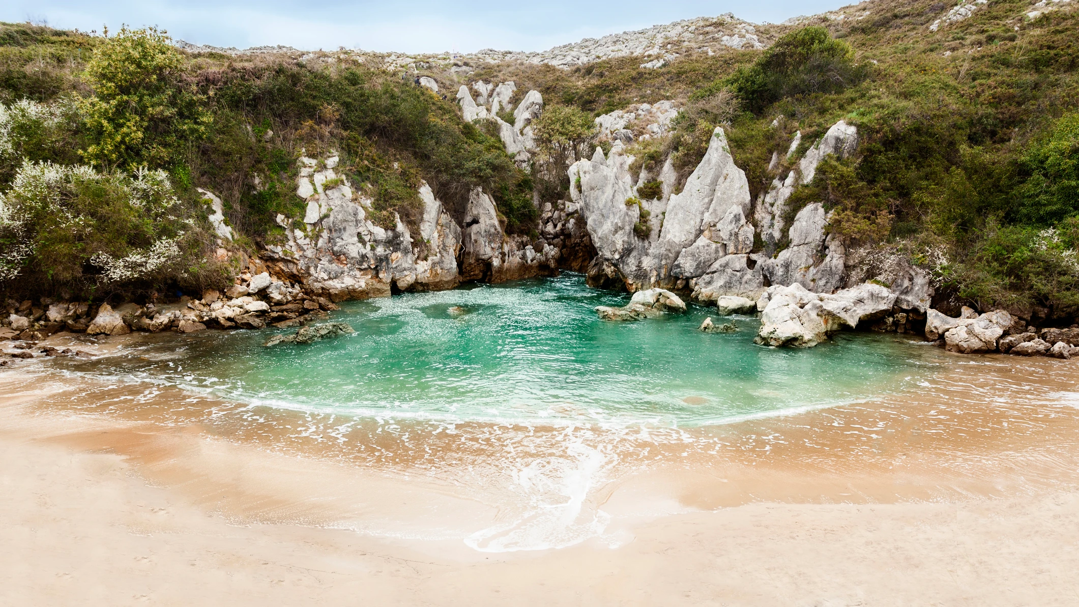 Playa de Gulpiyuri, en Asturias