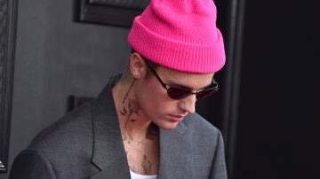 Justin Bieber tiene tatuada una rosa en el cuello.
