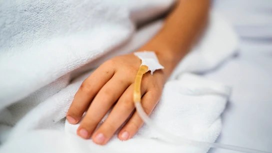 Imagen de un niño en la cama de un hospital. Descubren la posible causa de la hepatitis infantil por la combinación de dos virus