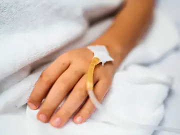 Imagen de un niño en la cama de un hospital.