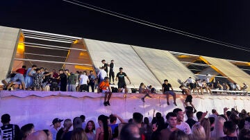Un grupo de personas subidas a un estand durante el concierto de Morad en Torre del Mar