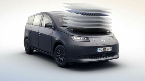 Así es el coche solar que podrás comprar por 25.000 euros y que casi nunca tendrás que cargar