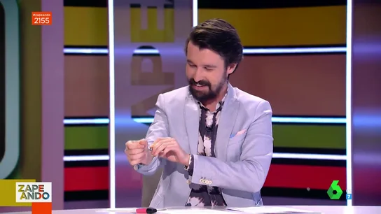 Santi Alverú muestra sus tatuajes en Zapeando Santi Alverú muestra sus tatuajes en Zapeando