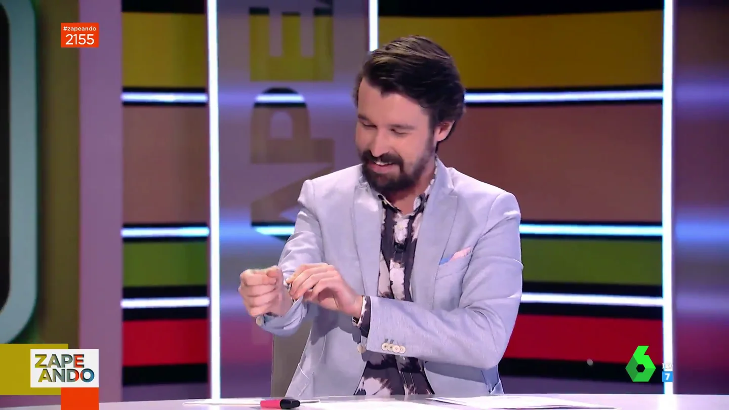 Santi Alverú muestra sus tatuajes en Zapeando Santi Alverú muestra sus tatuajes en Zapeando