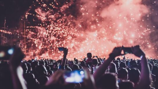 Fuegos artificiales en un festival de m&uacute;sica