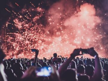 Fuegos artificiales en un festival de música