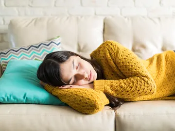 Mujer echándose la siesta Mujer echándose la siesta