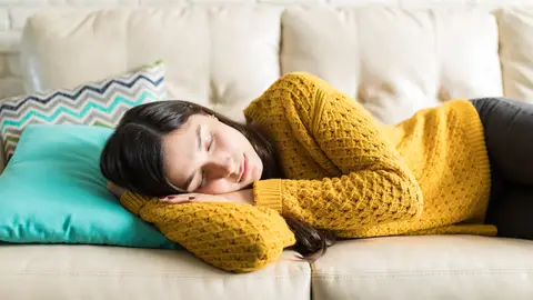 Mujer echándose la siesta Mujer echándose la siesta