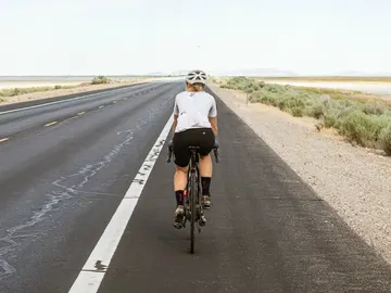 Ciclista por el arcén Ciclista por el arcén