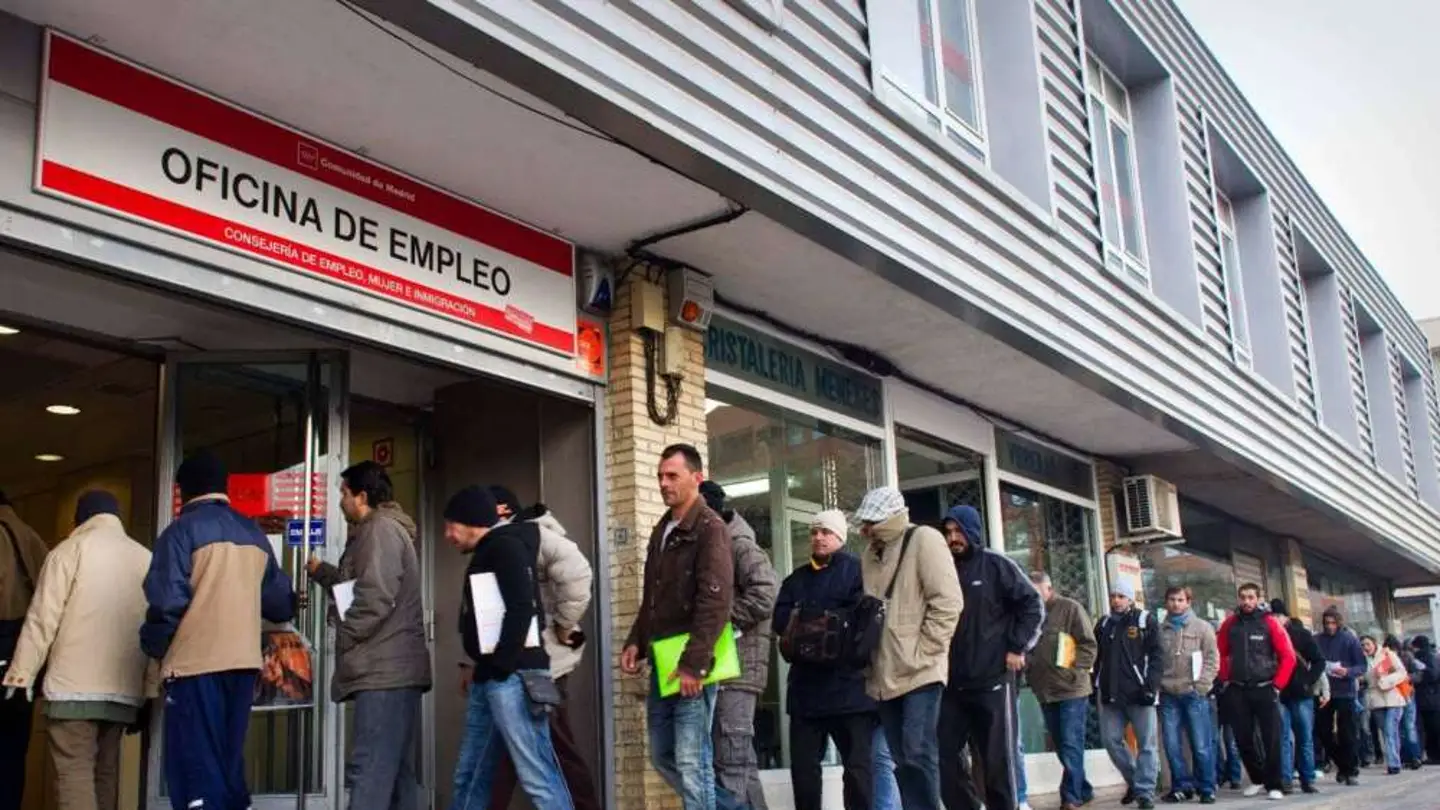 Gente haciendo cola en una oficina del INEM Gente haciendo cola en una oficina del INEM