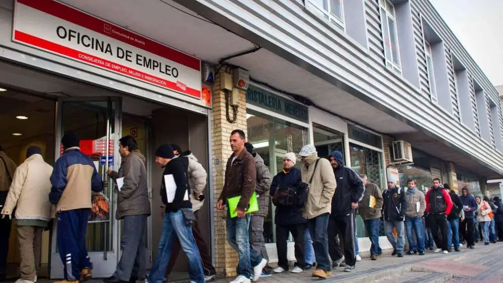 Gente haciendo cola en una oficina del INEM