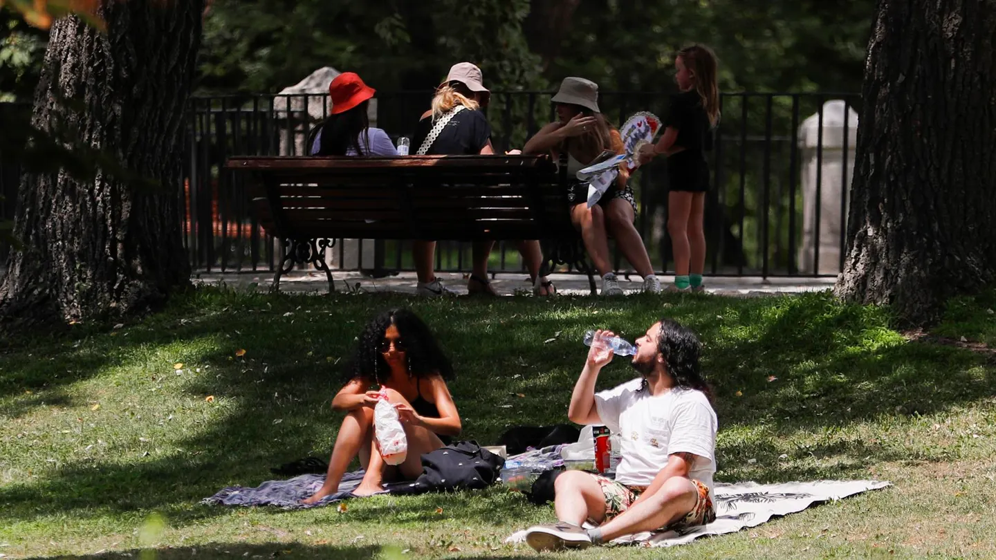Varias personas se refrescan para intentar mitigar las altas temperaturas. El tiempo que se prevé en agosto: sigue el calor intenso y habrá tormentas