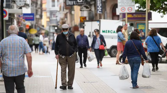 Varias personas pasean por la calle. Los expertos avisan: qué hacer si tienes síntomas Covid pero sigues dando negativo en los test