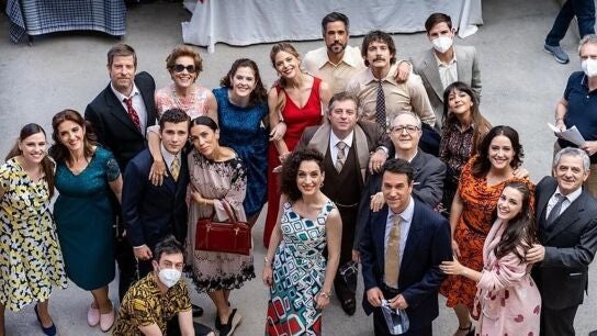 Parte del reparto de 'Amar es para siempre' durante el rodaje de la serie
