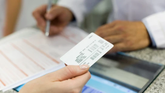 Una persona mostrando una identificación  Una persona mostrando una identificación