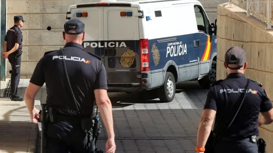 Agentes de la Policía Nacional en una imagen de archivo. La nueva alerta de la Policía Nacional: cuidado si ves esta botella, te podrían estar grabando