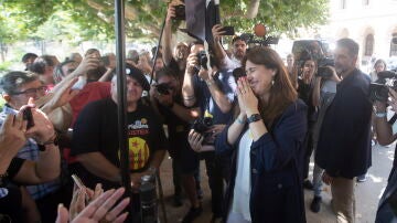 La presidenta del Parlament, Laura Borràs, es ovacionada por sus seguidores al abandonar el edificio del Parlament de Cataluña