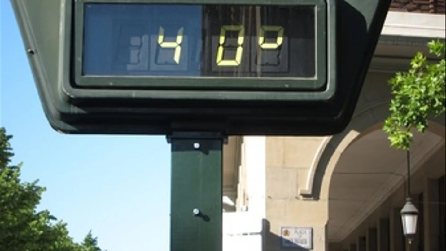 El SES aconseja hidratarse y evitar la exposición al sol en las horas centrales para evitar sufrir un síncope por calor Badajoz