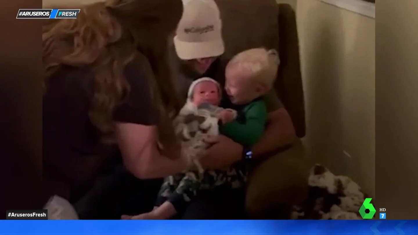 Bebé conoce a su hermanito Bebé conoce a su hermanito
