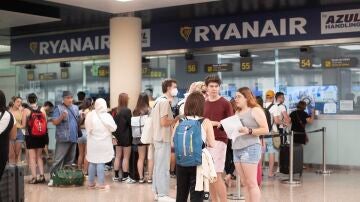 Viajeros esperan en los mostradores de Ryanair en el aeropuerto.