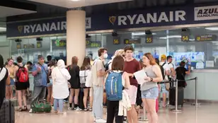 Viajeros esperan en los mostradores de Ryanair en el aeropuerto.