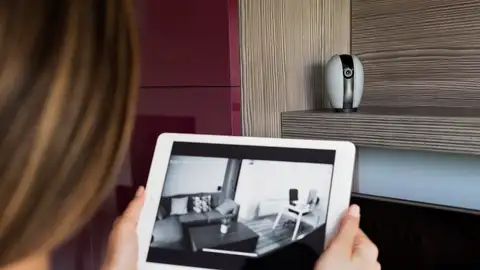 Comprobando las cámaras de seguridad en casa Comprobando las cámaras de seguridad en casa