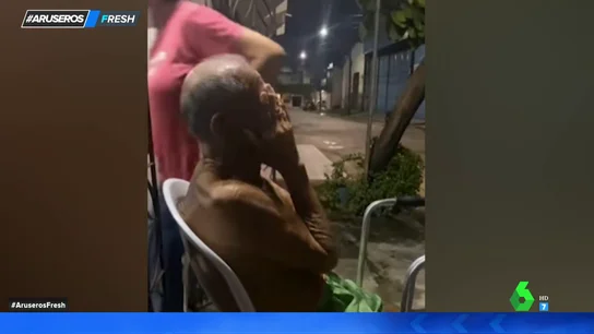Anciano se emociona cuando su esposa vuelve a casa Anciano se emociona cuando su esposa vuelve a casa