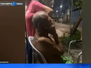 Anciano se emociona cuando su esposa vuelve a casa