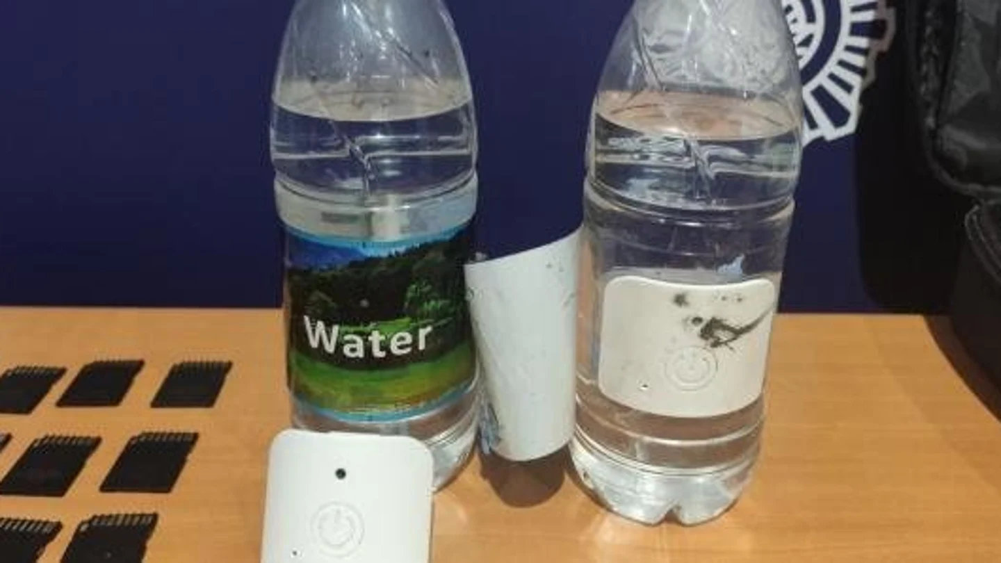 Alerta de la Policía: si ves una botella sospechosa en un baño público podrían estar grabándote Alerta de la Policía: si ves una botella sospechosa en un baño público podrían estar grabándote