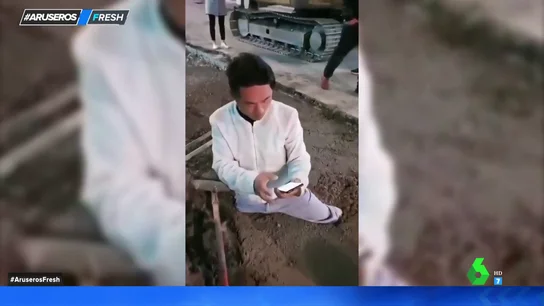 Atrapado en el cemento por mirar el móvil Atrapado en el cemento por mirar el móvil