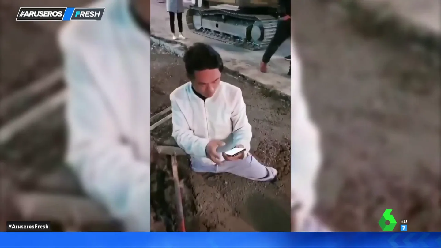 Atrapado en el cemento por mirar el móvil Atrapado en el cemento por mirar el móvil