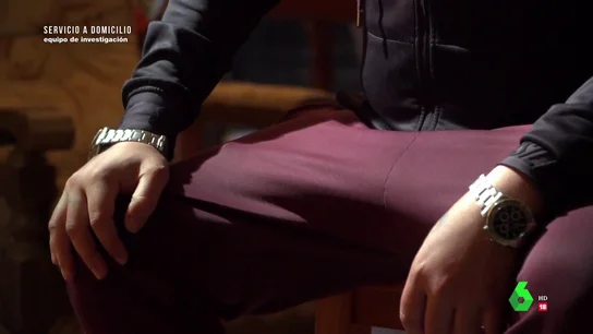 Un vendedor de 'telecoca' presume de vida de lujo: "Llevo dos relojes Rolex, uno de 37.000 euros y otro de 27.000" Un vendedor de 'telecoca' presume de vida de lujo: "Llevo dos relojes Rolex, uno de 37.000 euros y otro de 27.000"