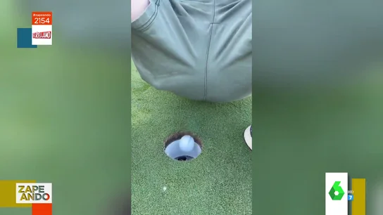 Mete la pelota en el hoyo tirándose un pedo Mete la pelota en el hoyo tirándose un pedo